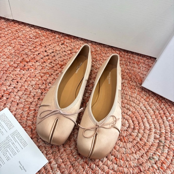 Maison Martin Margiela Shoes - Maison Martin Margiela Beige Split-Toe Flats